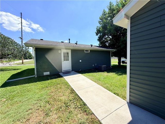 1402 W Walnut Street, Nevada, MO 64772