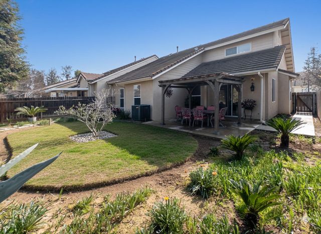 337 Village Drive, Dinuba, CA 93618