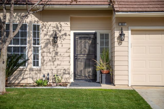 337 Village Drive, Dinuba, CA 93618