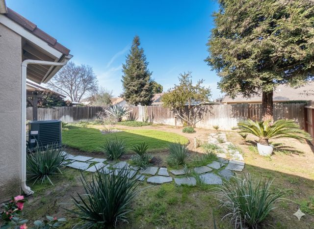 337 Village Drive, Dinuba, CA 93618