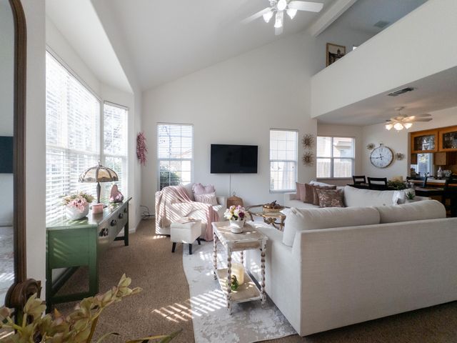 337 Village Drive, Dinuba, CA 93618