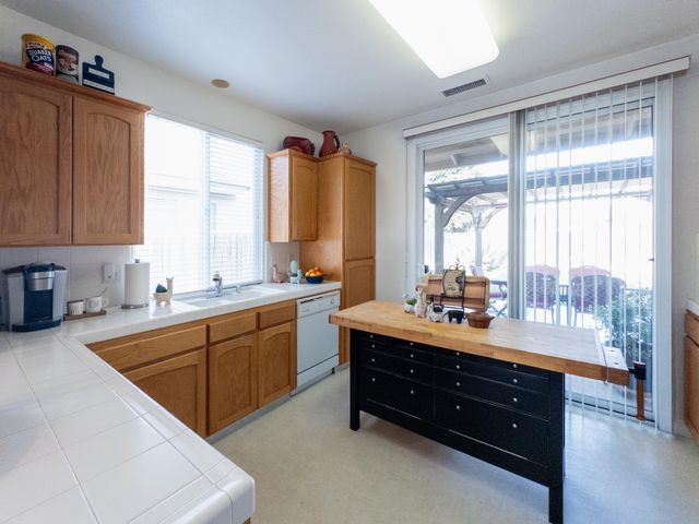 337 Village Drive, Dinuba, CA 93618