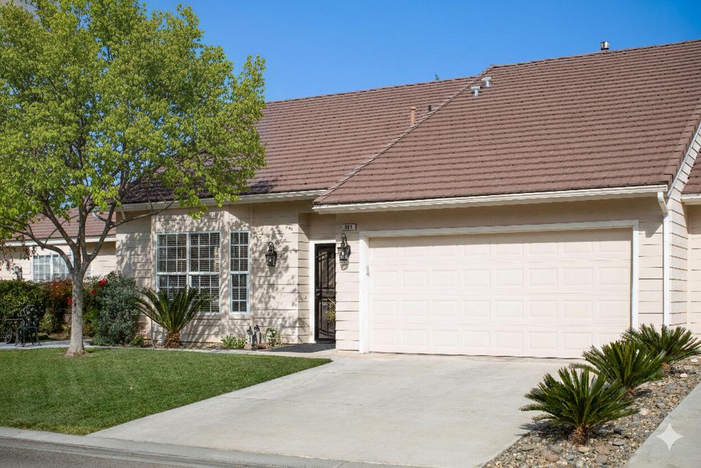 337 Village Drive, Dinuba, CA 93618