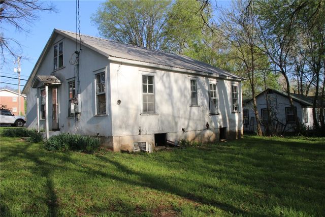 305 Panther Avenue, Yellville, AR 72687