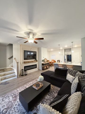 221 Holywell Dr, Gallatin, TN 37066