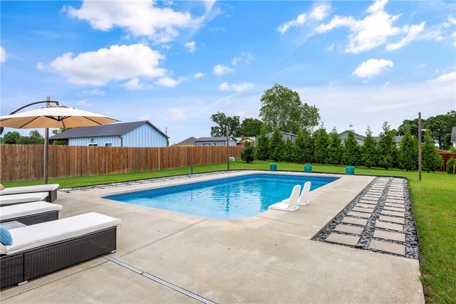 402 Birkshire Road, Cave Springs, AR 72718