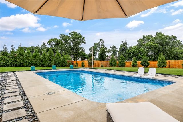 402 Birkshire Road, Cave Springs, AR 72718