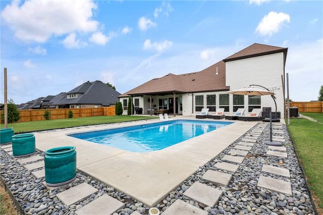 402 Birkshire Road, Cave Springs, AR 72718