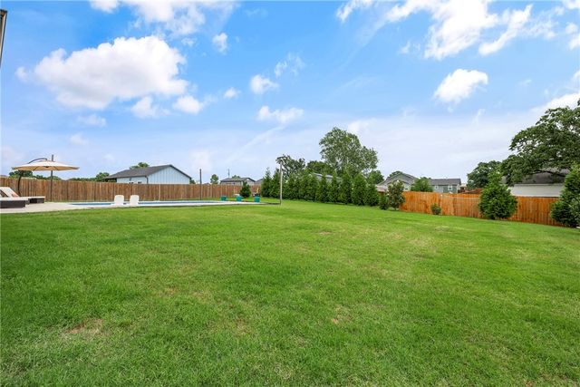 402 Birkshire Road, Cave Springs, AR 72718