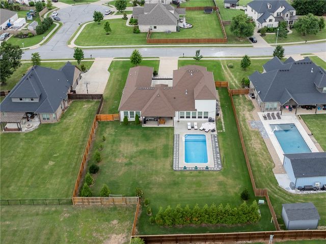 402 Birkshire Road, Cave Springs, AR 72718