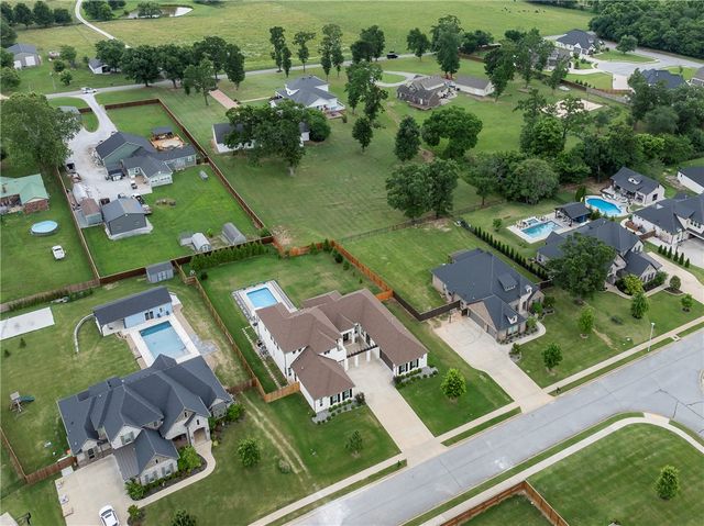 402 Birkshire Road, Cave Springs, AR 72718