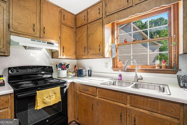 2260 Deer Oaks Trail, Lawrenceville, GA 30044