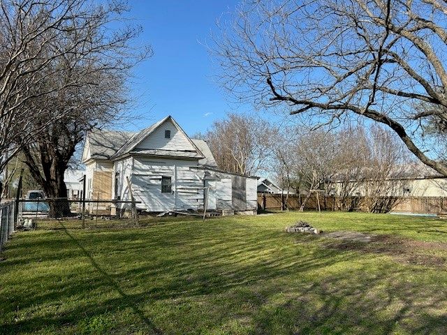 401 E Spruce Street, Whitewright, TX 75491