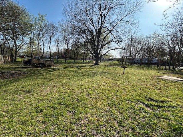 401 E Spruce Street, Whitewright, TX 75491