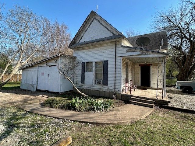 401 E Spruce Street, Whitewright, TX 75491
