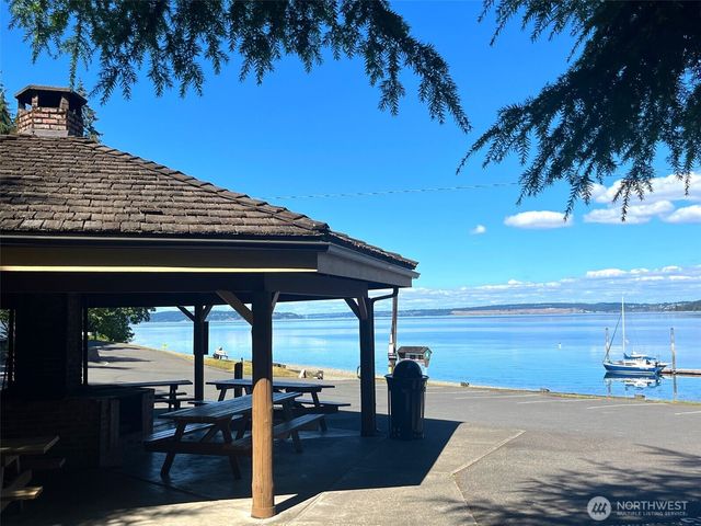 10911 Seaview Drive, Anderson Island, WA 98303
