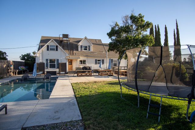 958 E Morton Hill Avenue, Porterville, CA 93257