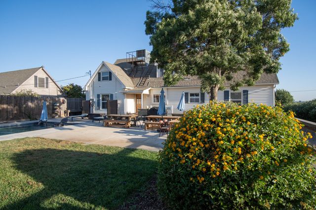 958 E Morton Hill Avenue, Porterville, CA 93257