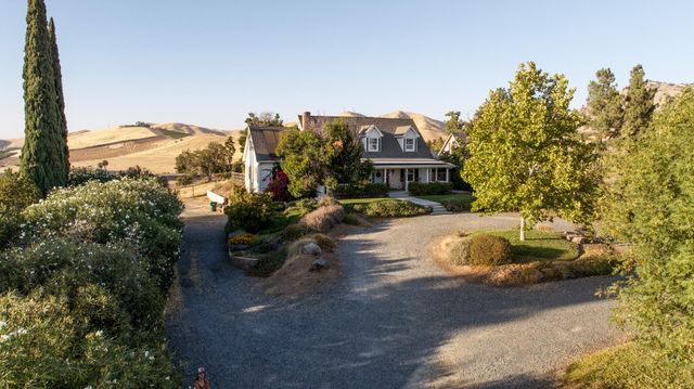 958 E Morton Hill Avenue, Porterville, CA 93257