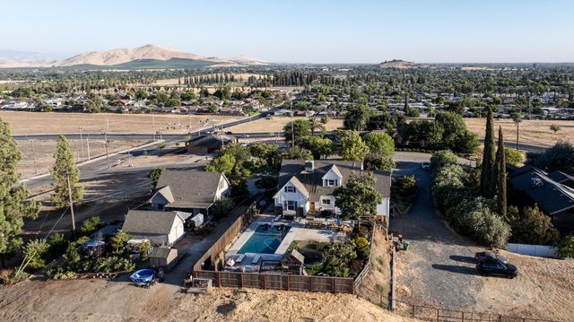958 E Morton Hill Avenue, Porterville, CA 93257