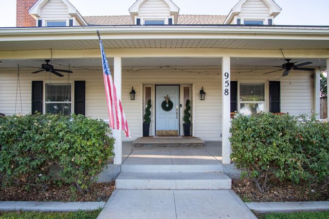 958 E Morton Hill Avenue, Porterville, CA 93257