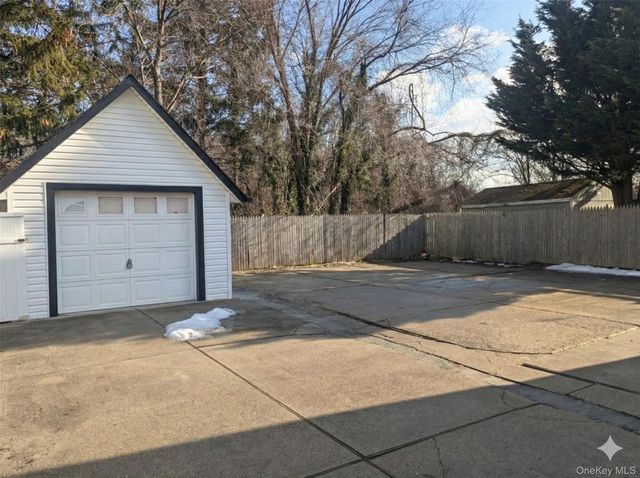 27 Brook Avenue, Bay Shore, NY 11706