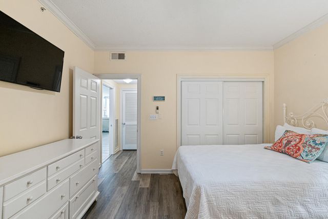 8499 Gulf Boulevard APT 303, Navarre, FL 32566