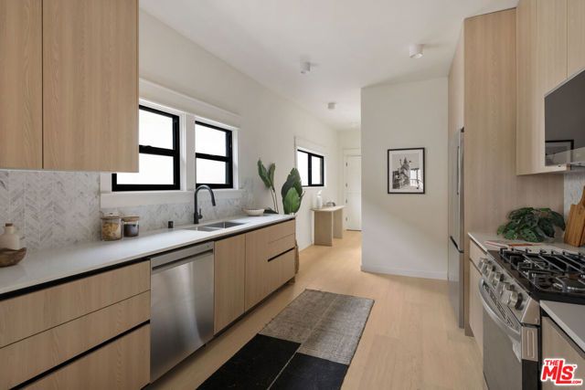 1404 S Wilton Place, Los Angeles, CA 90019