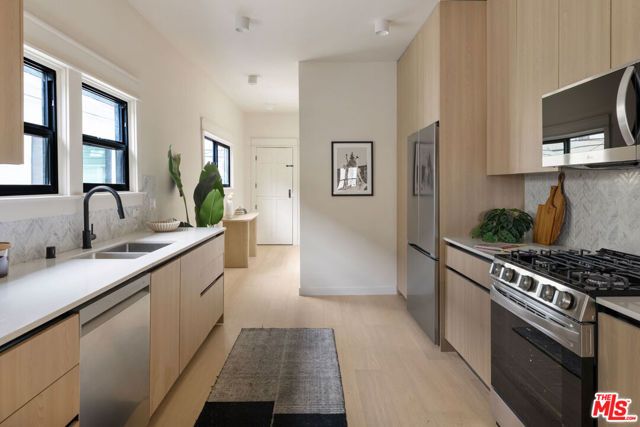 1404 S Wilton Place, Los Angeles, CA 90019