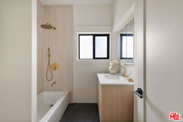 1404 S Wilton Place, Los Angeles, CA 90019
