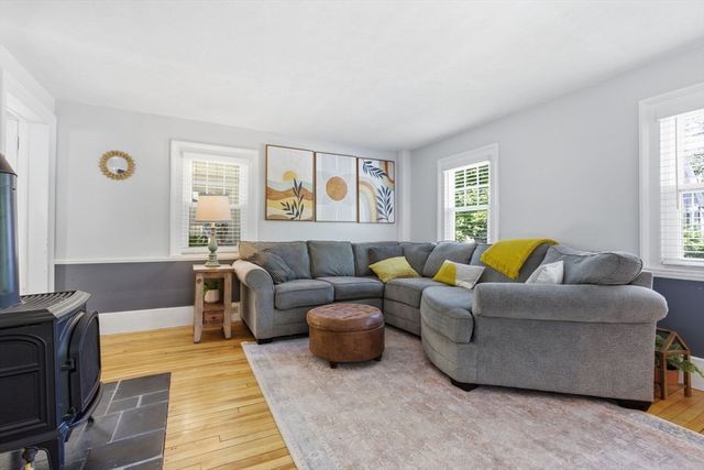 51 Grove St, Reading, MA 01867