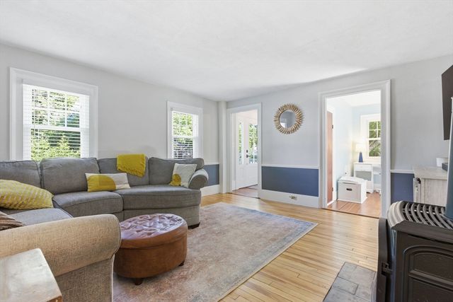 51 Grove St, Reading, MA 01867