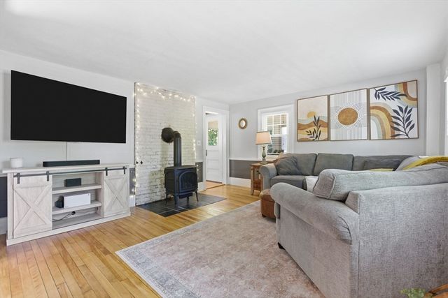 51 Grove St, Reading, MA 01867