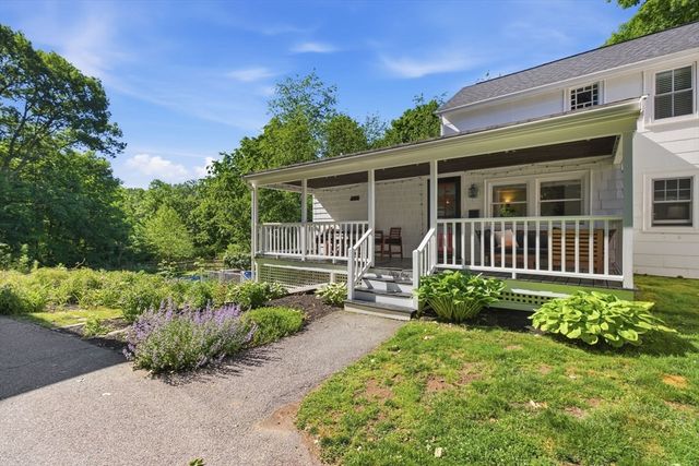 51 Grove St, Reading, MA 01867
