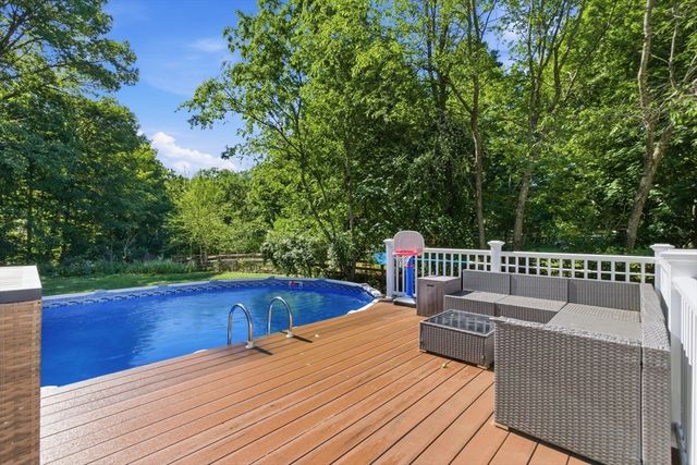 51 Grove St, Reading, MA 01867