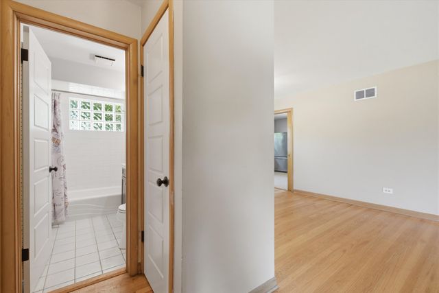 13 S School Street, Mount Prospect, IL 60056
