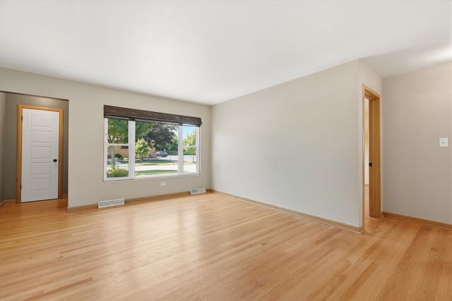 13 S School Street, Mount Prospect, IL 60056