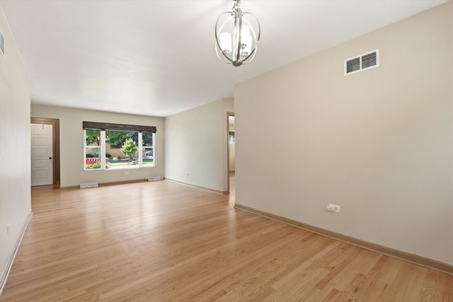 13 S School Street, Mount Prospect, IL 60056