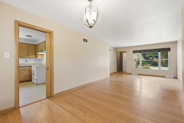 13 S School Street, Mount Prospect, IL 60056