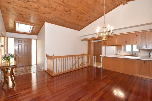 1040 Lansdowne COURT, Brookfield, WI 53045