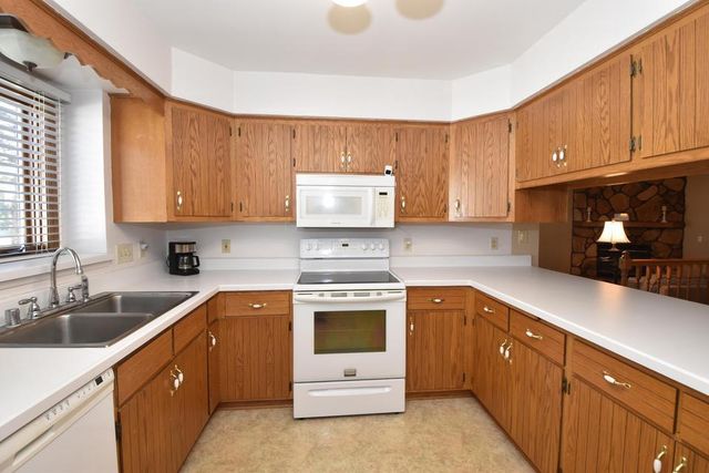 1040 Lansdowne COURT, Brookfield, WI 53045