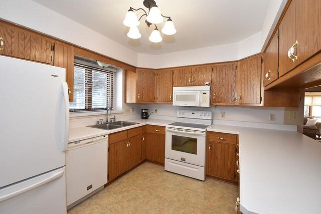 1040 Lansdowne COURT, Brookfield, WI 53045