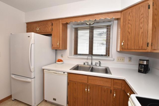 1040 Lansdowne COURT, Brookfield, WI 53045