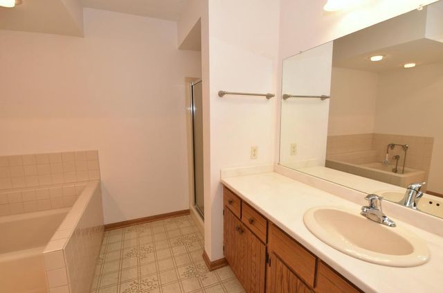 1040 Lansdowne COURT, Brookfield, WI 53045