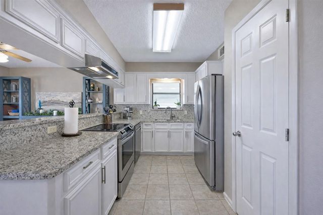 214 Easterly Drive, Tiki Island, TX 77554