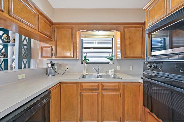 214 Easterly Drive, Tiki Island, TX 77554