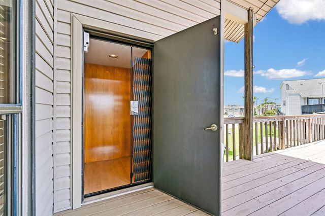 214 Easterly Drive, Tiki Island, TX 77554