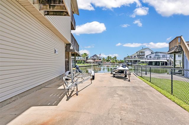 214 Easterly Drive, Tiki Island, TX 77554