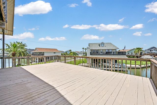 214 Easterly Drive, Tiki Island, TX 77554
