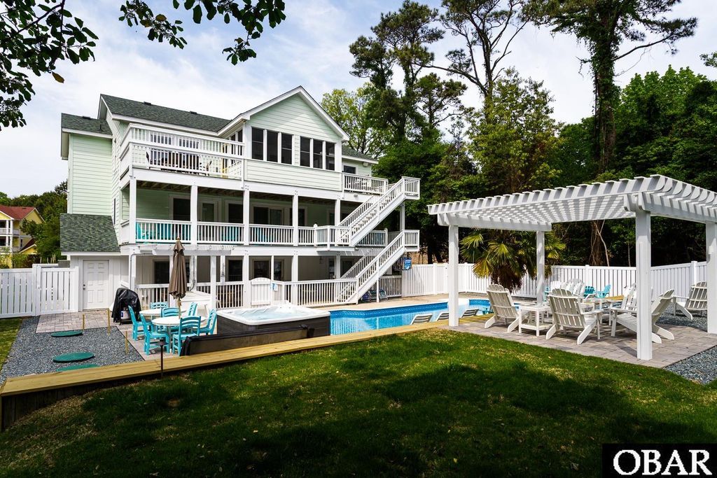 Image 4 of property listing at 111 Four Seasons Lane, Duck, NC 27949